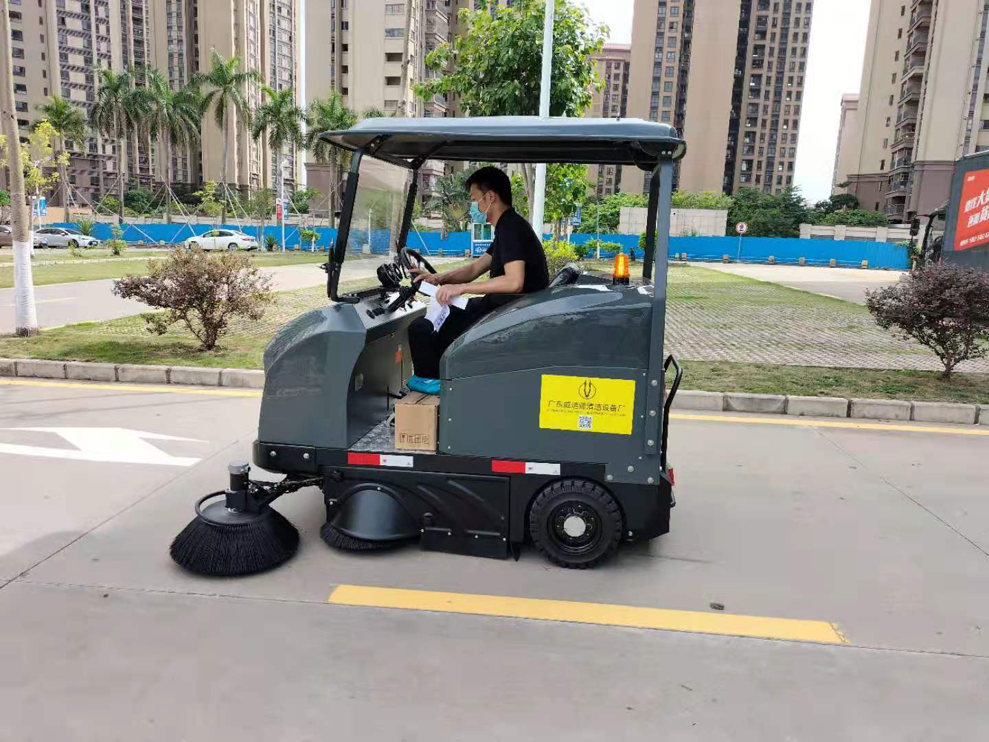 智能驅(qū)動(dòng)，潔凈未來：駕駛式掃地車的革新之路